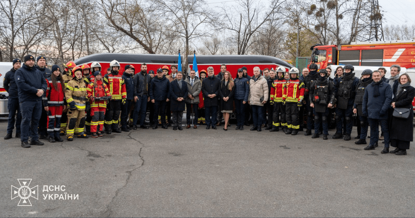 In Ukraine, Shark Robotics, Ukrainian firefighters (SESU) and French authorities celebrate the deployment of 40 Colossus robots  to strengthen the country’s resilience against drone attacks